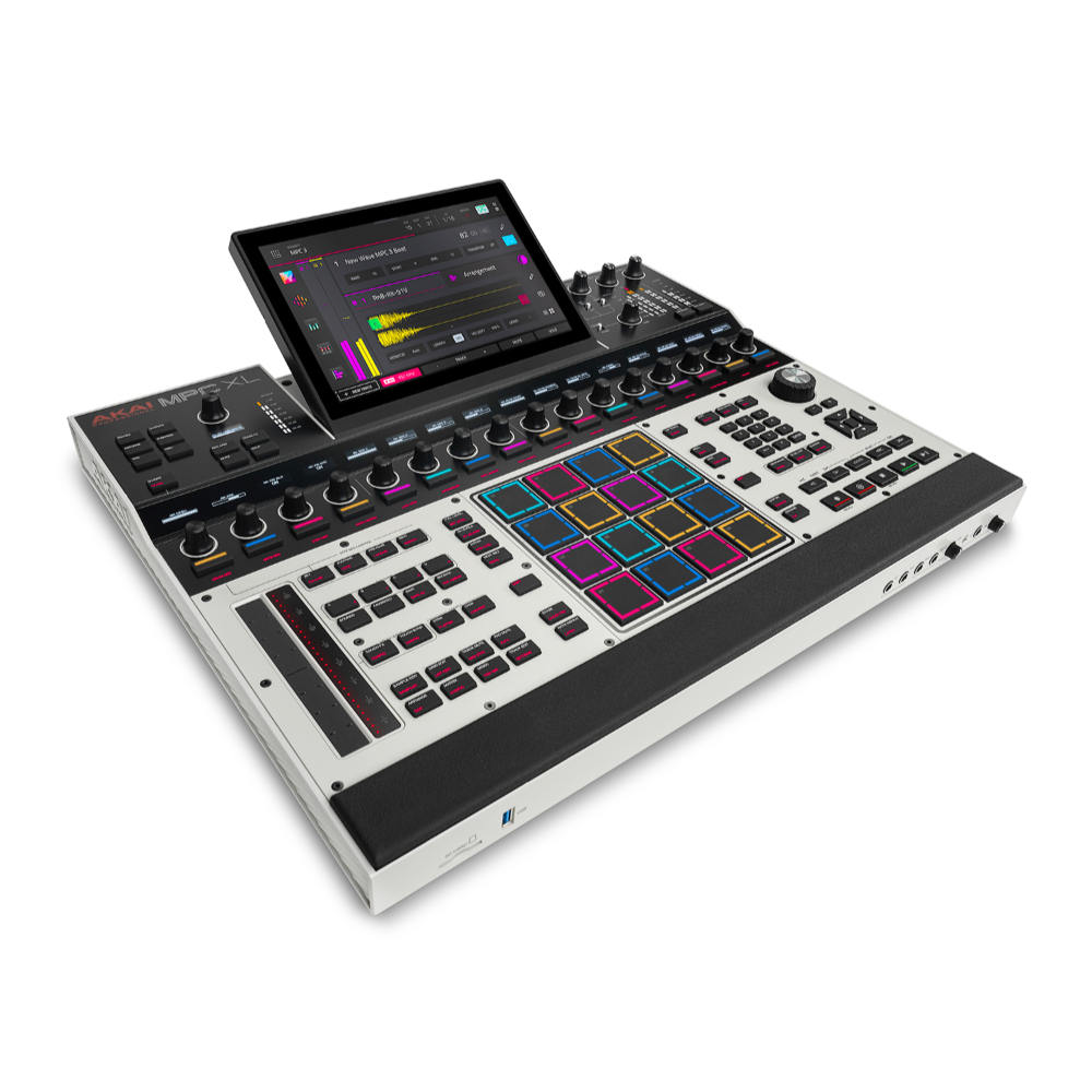 AKAI Professional アカイプロフェッショナル MPC XL フラッグシップ スタンドアロン サンプリング ドラムマシン 左斜めアングル画像