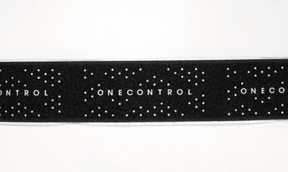 上級グレードのマジックテープに One Control ロゴをプリント