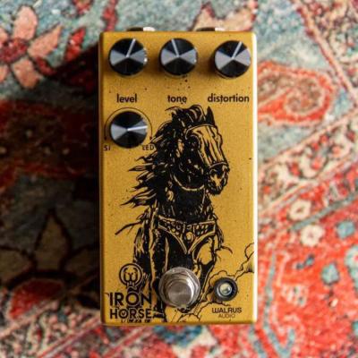 WALRUS AUDIO WAL-IRON/V3 Iron Horse V3 ディストーション ギターエフェクター 床に置いた画像