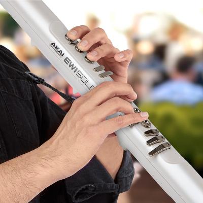 AKAI Professional EWI SOLO Special Edition White スピーカー内蔵 ウインドシンセサイザー 使用イメージ画像