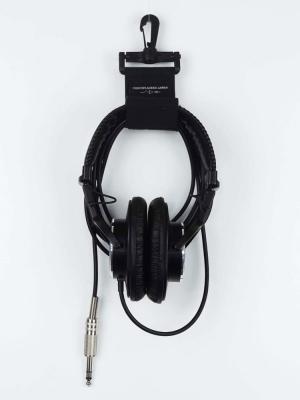 CUSTOM AUDIO CAJ HOOK 'n' ROLL ケーブル収納用フック付ストラップ 使用例 : DAW環境で、置き場所に困るヘッドフォンもケーブルを揃えて整理できます。