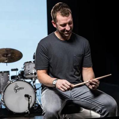 VIC FIRTH VIC-NE1 MIKE JOHNSTON コラボレーションモデル ドラムスティック 手に持った画像