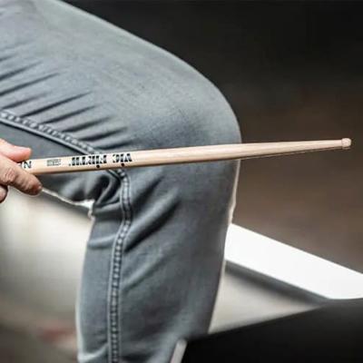 VIC FIRTH VIC-NE1 MIKE JOHNSTON コラボレーションモデル ドラムスティック 手に持った画像