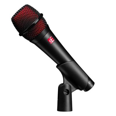 sE ELECTRONICS V7 Black ダイナミックマイクロフォン マイククリップ装着時画像