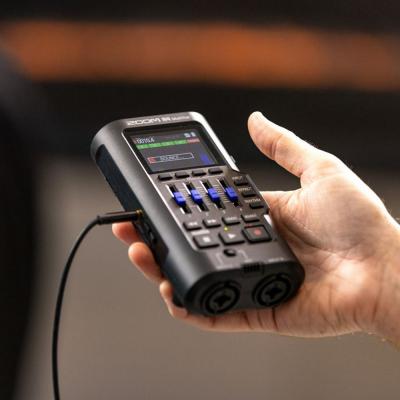 ZOOM ズーム R4 MultiTrak 32bit フロート・オーディオ対応 ポータブル 4トラックレコーダー MTR イメージ画像