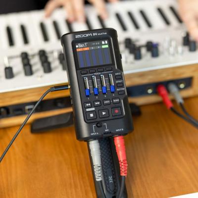 ZOOM ズーム R4 MultiTrak 32bit フロート・オーディオ対応 ポータブル 4トラックレコーダー MTR イメージ画像