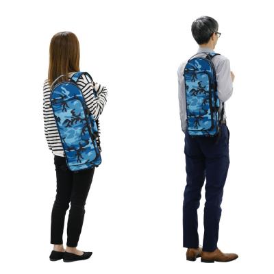 KIKUTANI キクタニ TR-CAMO BLU トランペット用ケース 肩掛け使用イメージ