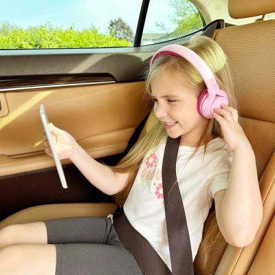 MEE audio ミーオーディオ HP-KJ45BT-PK KidJamz KJ45BT ピンク 子供用ワイヤレスヘッドホン キッズヘッドフォン 使用イメージ