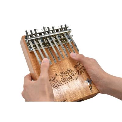 ONETONE ワントーン カリンバ OTKL-18EK/MH 楽譜付き かんたんカリンバ フィンガーピアノ ケース付き 演奏イメージ