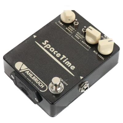 【中古】 ディレイ エフェクター VAHLBRUCH SpaceTime creme knobs ギターエフェクター 本体画像 斜め 