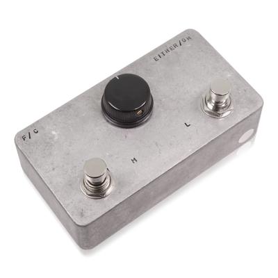 Fairfield Circuitry フェアフィールドサーキタリー Either/Or フットスイッチ エフェクター 斜めアングル画像