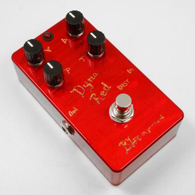 One Control ワンコントロール BJFE in your hand series Dyna Red Distortion 4K ディストーション ギターエフェクター 斜めアングル画像