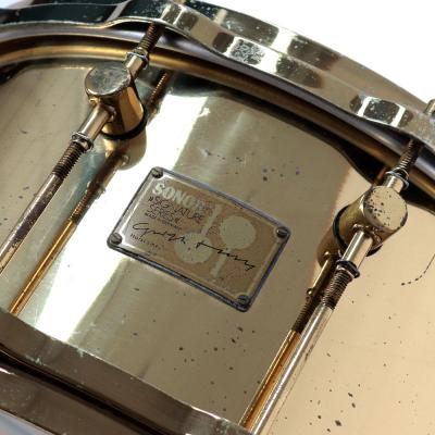 【中古】 Sonor SY1407MS Signature Symphony Brass Horst Link 14×7.25 スネアドラム エンブレム