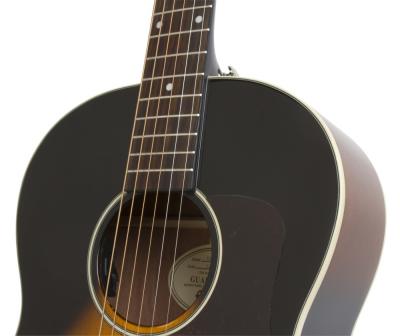 ボディ材にスプルース単板トップ、マホガニーサイド&バックを採用