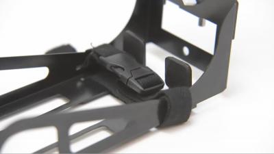 CAJON KICKERは、一本のベルトで足に固定するだけ