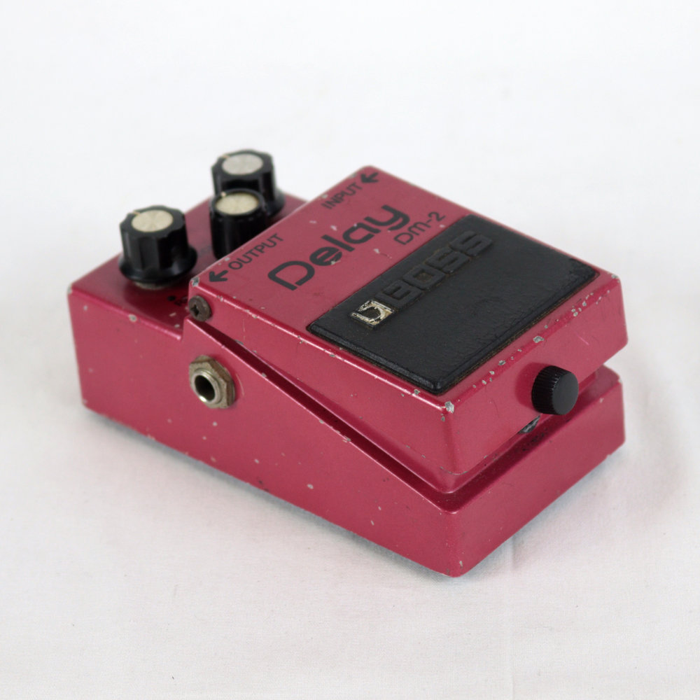 【中古】 アナログディレイ エフェクター BOSS DM-2 Delay 前期モデル ギターエフェクター 本体画像 斜め 