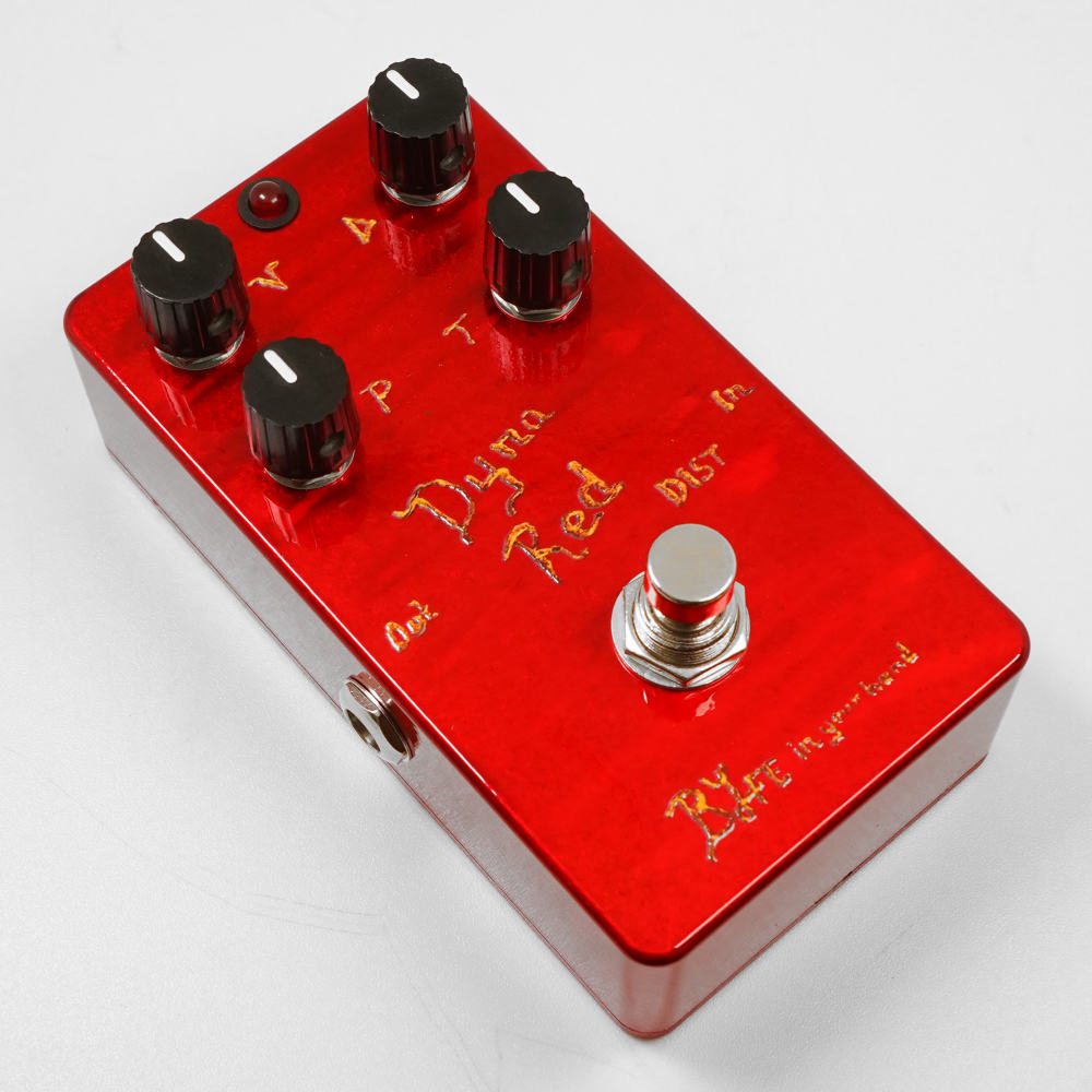 One Control ワンコントロール BJFE in your hand series Dyna Red Distortion 4K ディストーション ギターエフェクター 斜めアングル画像