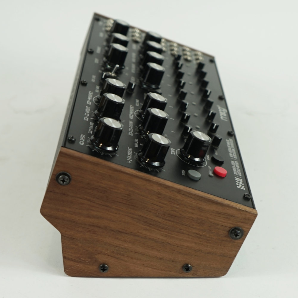 【中古】 MOOG DFAM Drummer From Another Mother セミモジュラーパーカッションシンセサイザー 側面