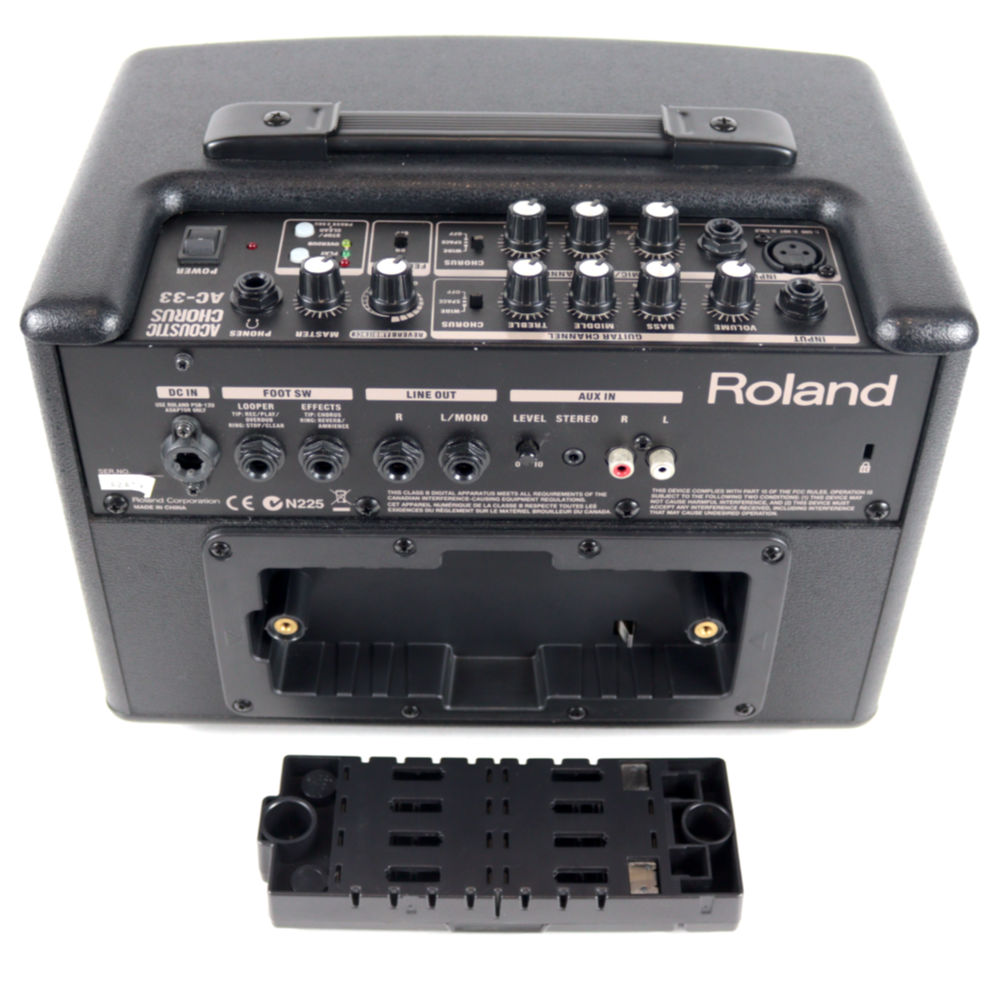 【中古】 アコギアンプ ローランド ROLAND AC-33 アコースティックギター用アンプ アコギアンプ ブラック 裏面、バッテリーボックス